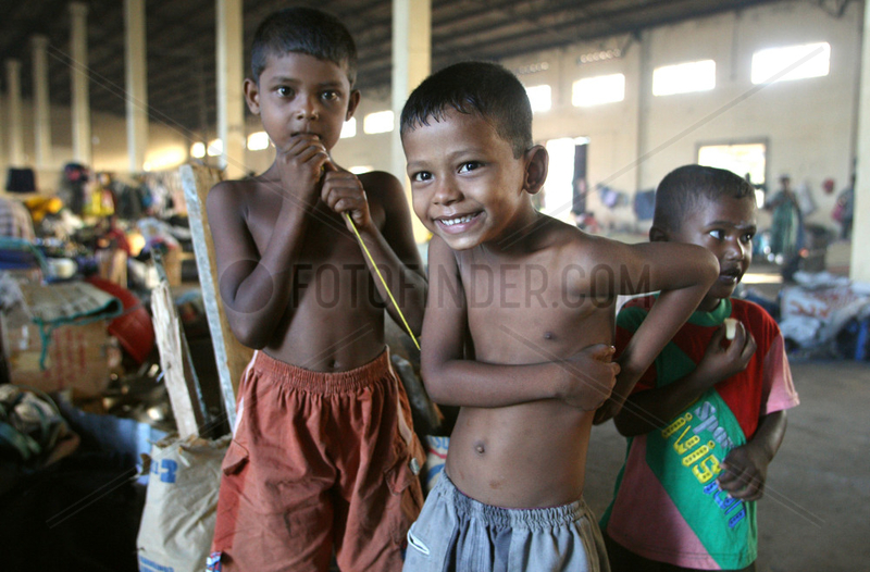 Batticaloa,  Sri Lanka,  in einer Fabrikhalle leben IDPs des Buergerkriegs