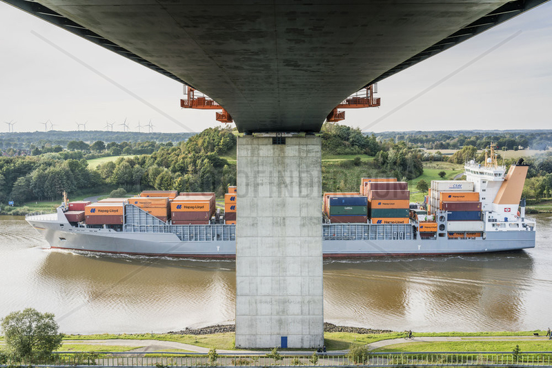 Containerfrachter Thetis D auf dem Nord-Ostsee-Kanal unter der Autobahnbruecke Hohenhoern