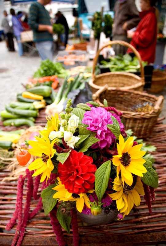 Riedlingen,  verschiedene Blumen an einem Marktstand