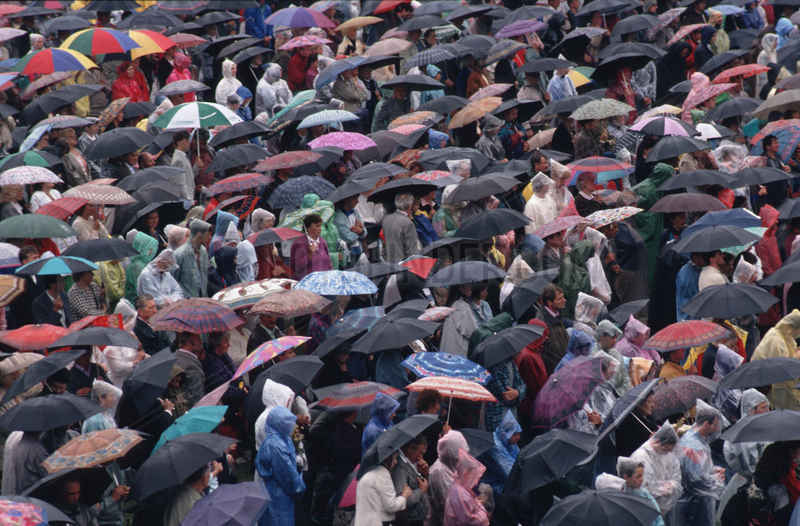 Menschenmenge mit Regenschirmen