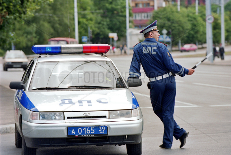 Verkehrspolizist am Streifenwagen,  Kaliningrad,  Russland