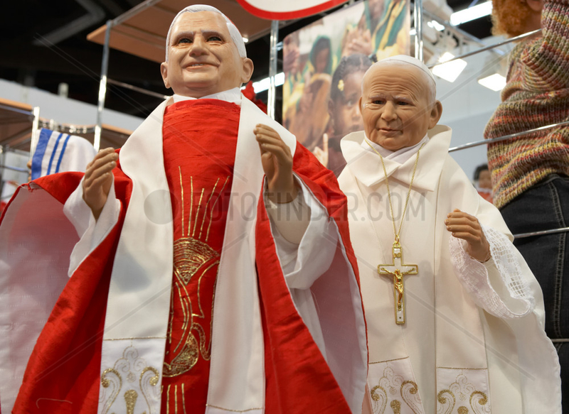 Papst Johannes Paul II und Papst Benedikt XVI als Puppen