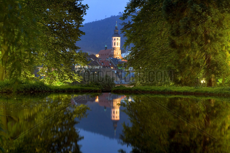 Baden-Baden,  Blick vom Michaelsberg ueber den Solmssee auf die Altstadt mit Stiftskirche bei Nacht