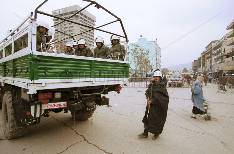 Bewaffnete Strassenpolizei im Centrum von Kabul.