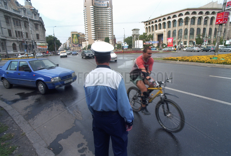 Verkehrspolizist am Platz des Dezembers 1989 (Piata Decembrie 1989) in Bukarest