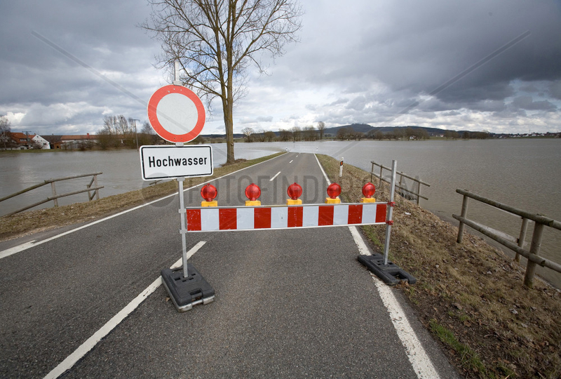 Riedlingen,  Hochwasser der Donau: Ueberflutete Strasse