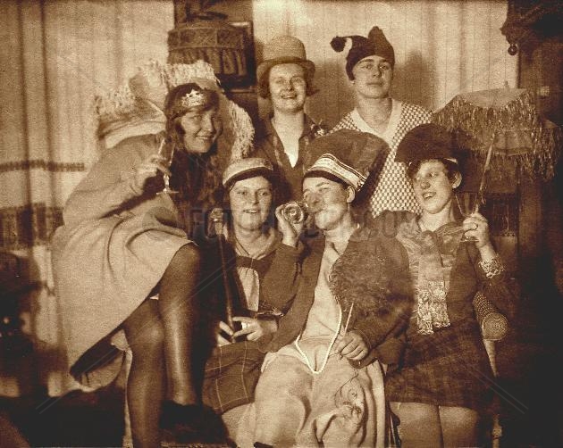 Frauen bei Faschingsfeier 1927