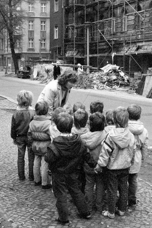Berlin,  DDR,  Erzieherin erklaert einer Kindergruppe eine Baustelle