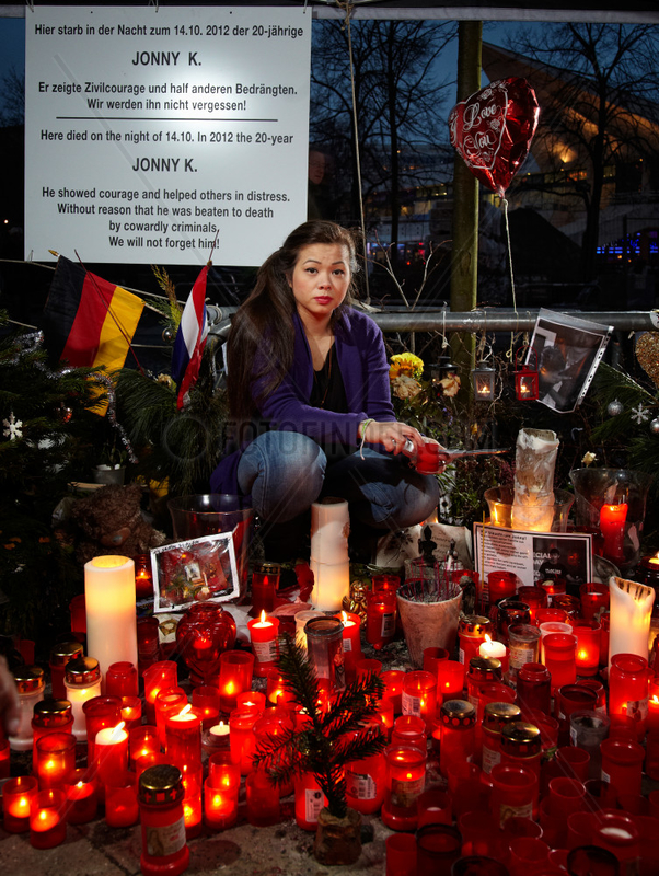 Berlin,  Deutschland,  Tina K.,  Schwester von Johnny K.,  an der Mahnwache am Alexanderplatz