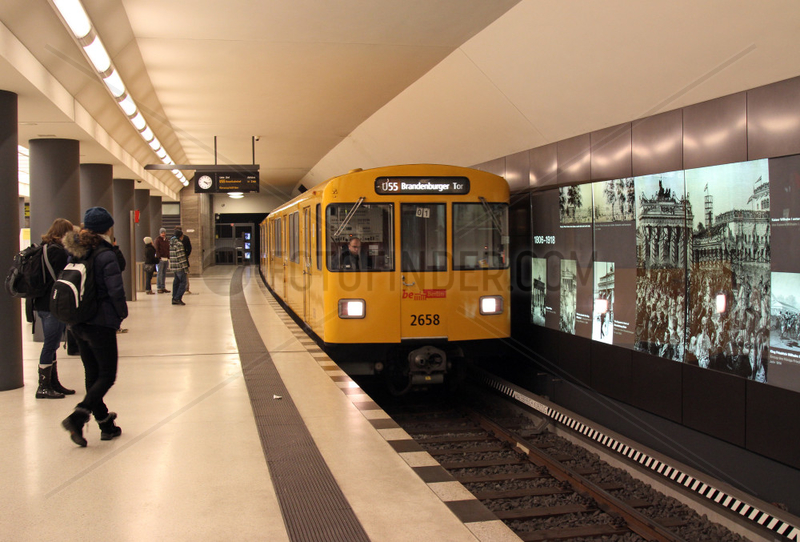 Berlin,  Deutschland,  U-Bahn der Linie U55 im Bahnhof Brandenburger Tor
