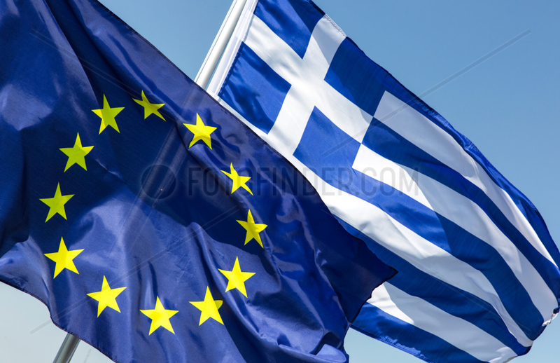 Berlin,  Deutschland,  Europaflagge und Flagge Griechenlands wehen im Wind