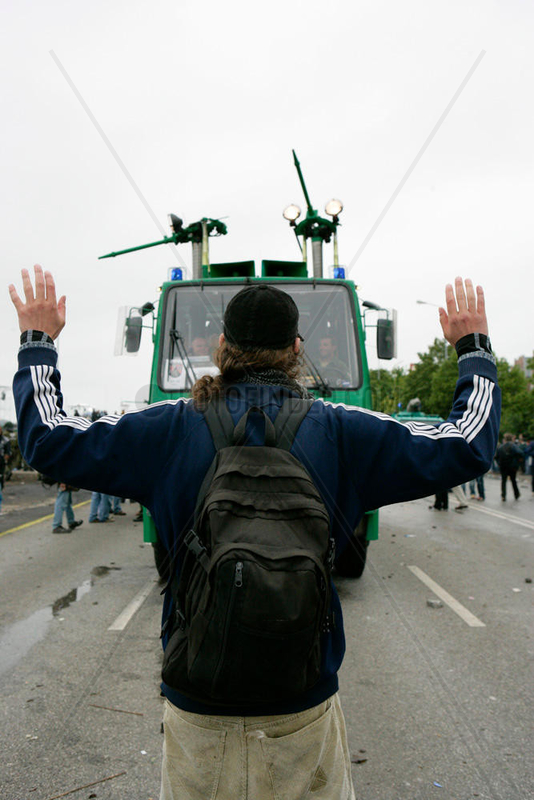 Demonstration gegen G8-Gipfel: friedlicher Demonstrant will Wasserwerfer aufhalten