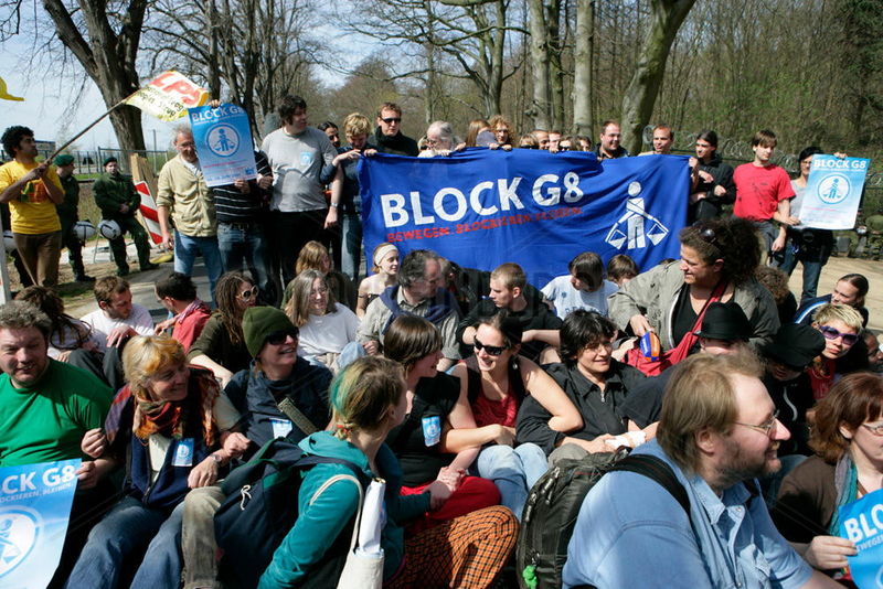 Protestmarsch gegen G8-Gipfel Heiligendamm: Strassenblockade Bad Doberan _ Heiligendamm