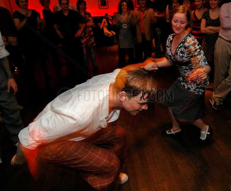 Lindy Hop: Der Tanz der Swingmusik