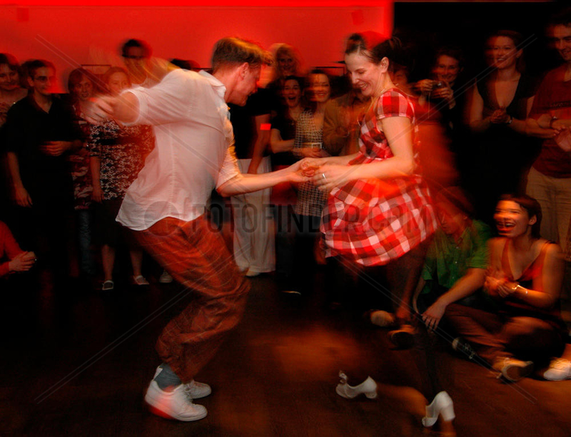 Lindy Hop: Der Tanz der Swingmusik