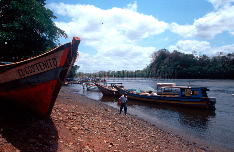 Fischerboote auf dem Rio Bajano