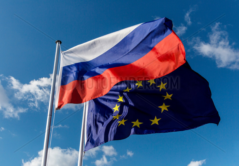 Berlin,  Deutschland,  Flagge der Russischen Foederation und Europaflagge wehen im Wind