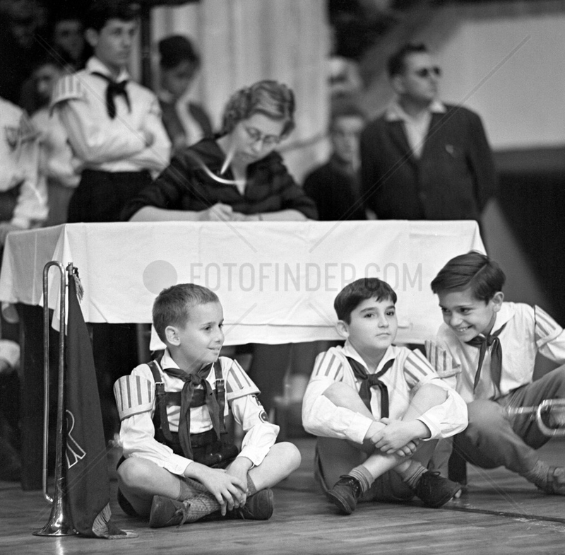 Berlin,  DDR,  Jungen sitzen beim VII Parlament der FDJ auf dem Boden