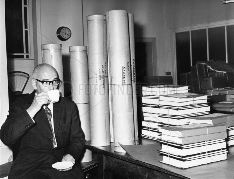 Ronald Marshbank guarding plans for Cunard Q4 liner,  9 September 1964.