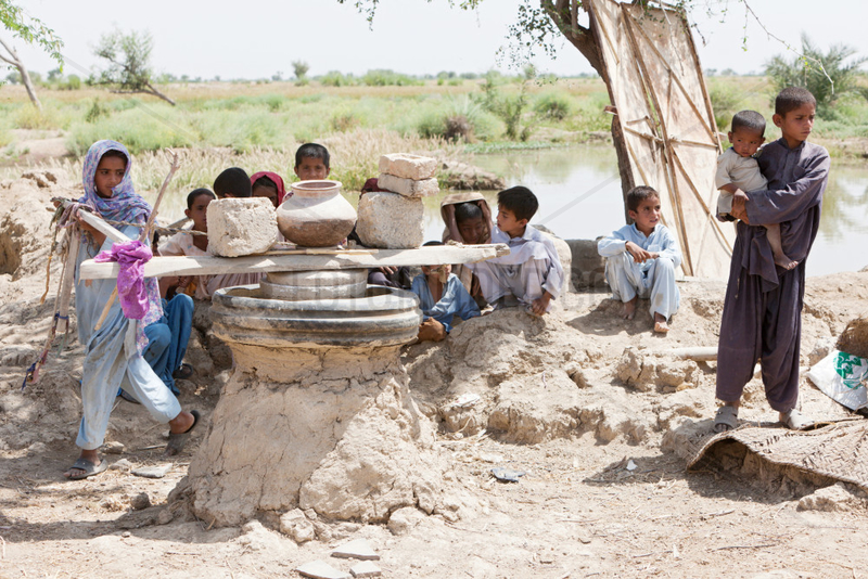 Lujja Khan Jakrani,  Pakistan,  Asiram Bebe treibt eine Getreidemuehle an