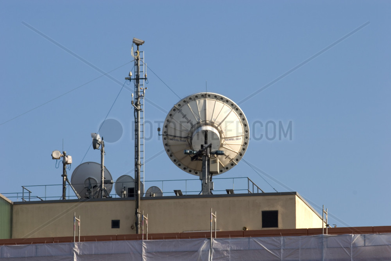 Funk- und Sendeanlagen und Satellitenschuesseln auf dem Dach des ARD Studios