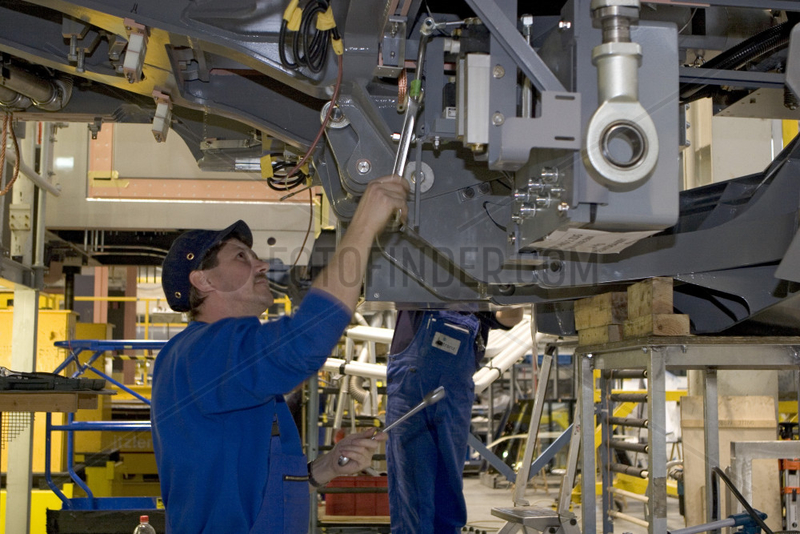 Arbeitnehmer in der Produktion von Schienenfahrzeugen bei Bombardier