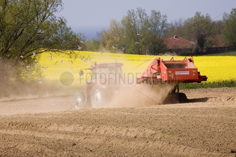 Traktor waehrend der Arbeit in Mecklenburg-Vorpommern