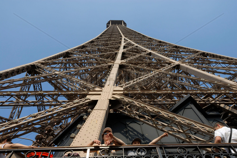 Besucher auf der zweiten Besichtigungsplattform des Eiffelturms in Paris,  Frankreich.