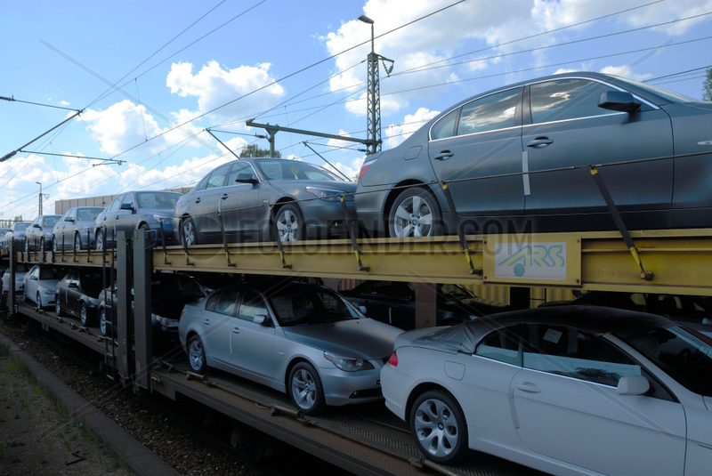 Autotransport-Zug mit BMW-Neuwagen in der Naehe von Landshut.