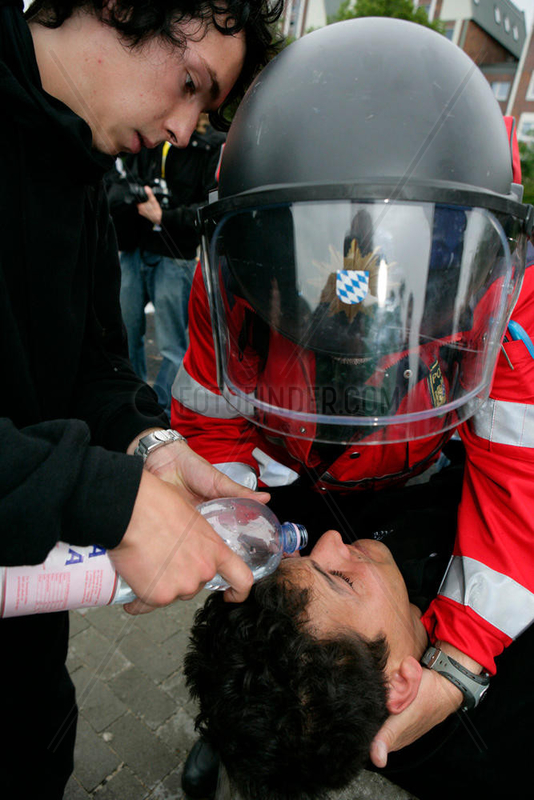 Demonstration gegen G8-Gipfel: Verletzter Demonstrant erhaelt Augenspuelung nach Reizgas-Angriff aus naechster Naehe