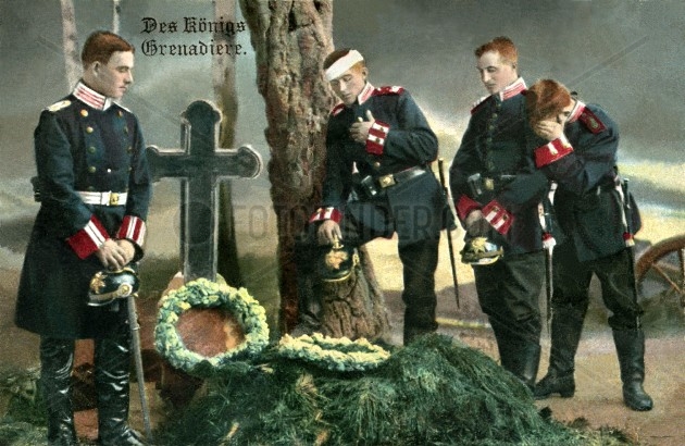 Soldaten am Grab 1915