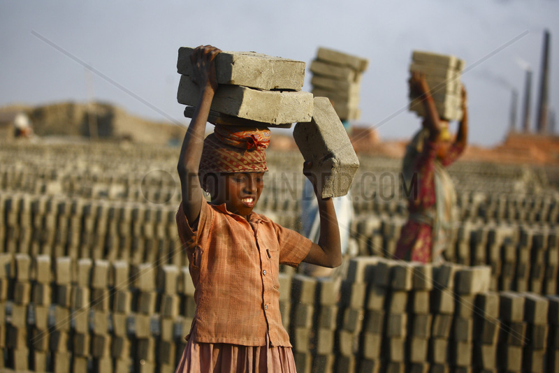 Child workers carrying bricks
