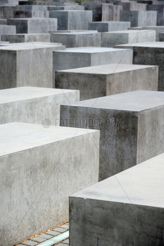Das Denkmal fuer die ermordeten Juden Europas (Holocaust-Mahnmal)in Berlin.
