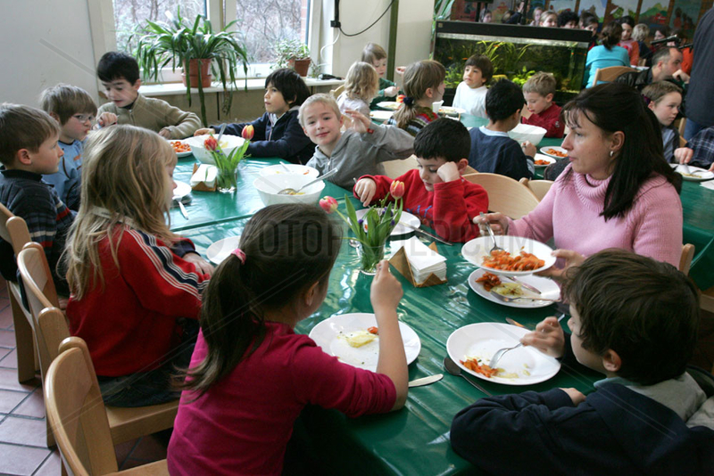 gemeinsames Essen in der Werbellinsee-Grundschule Berlin Schoeneberg