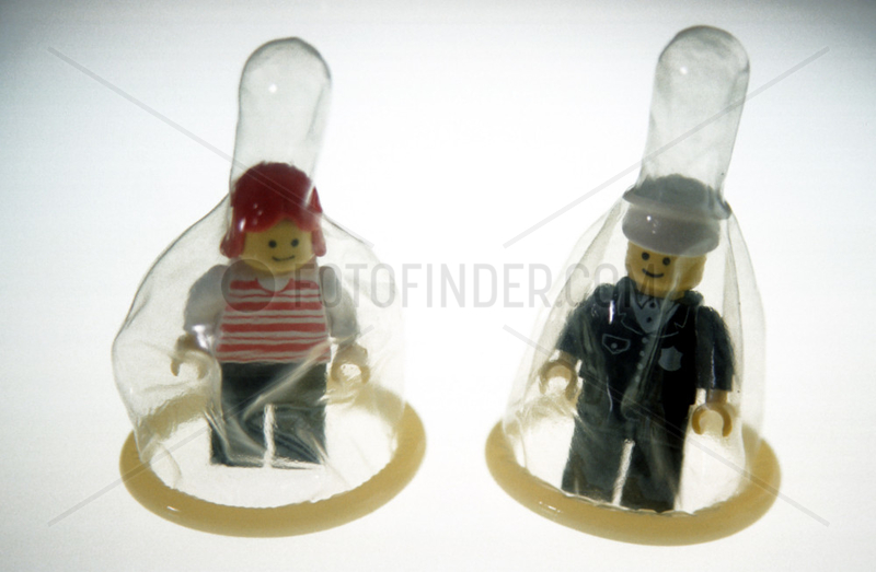 Kondome ueber zwei Lego-Figuren