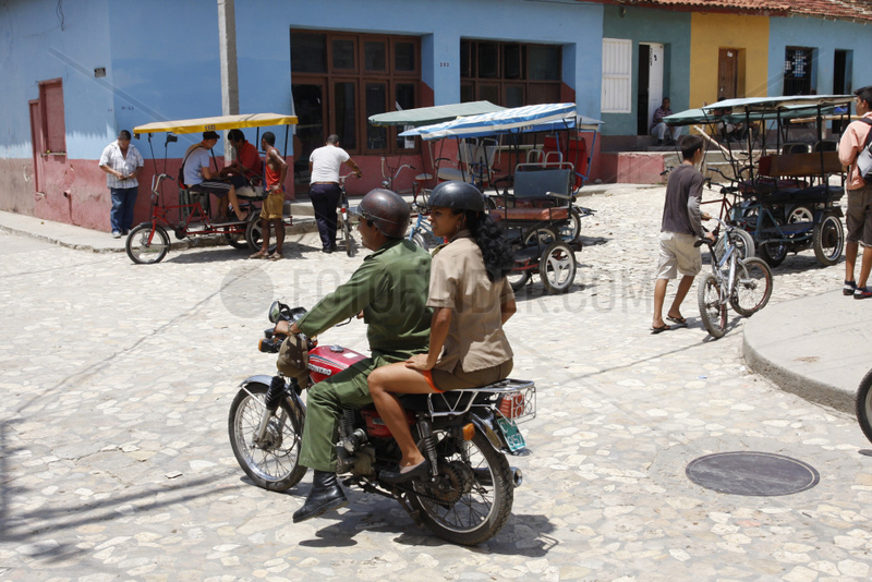 cubanische Armee auf Motorrad in Trinidad