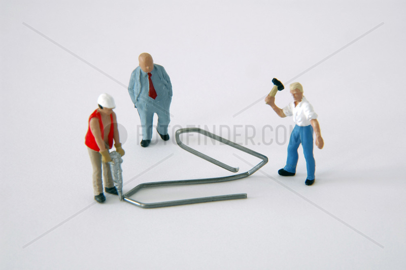 zwei Bauarbeiter bearbeiten eine Bueroklammer