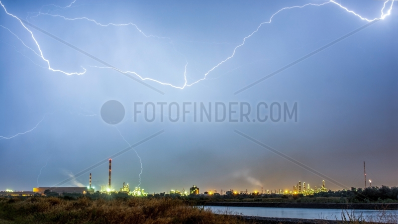 Inter cloudy lighting over a refinery - France