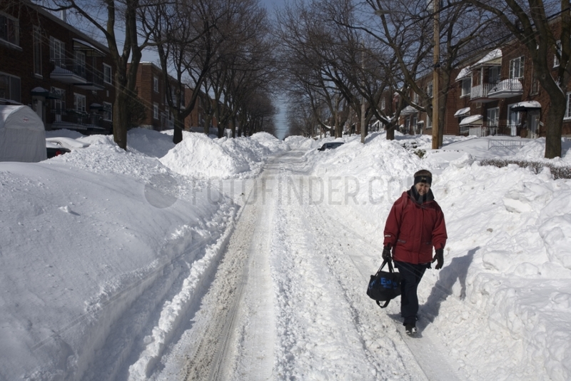 Personne marchant dans une rue enneigée de Montréal