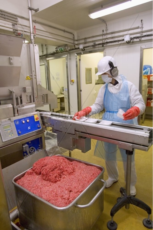Conditionnement de viande hachée dans un atelier de découpe