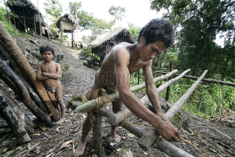 Mann und Junge bauen ein Haus Tau't Batu Palawan