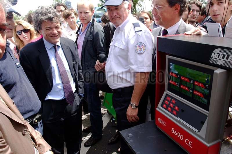 French minister inaugurating road rest area eco-responsible