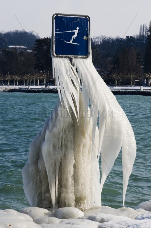 Cold on the marina of Babbling Geneva