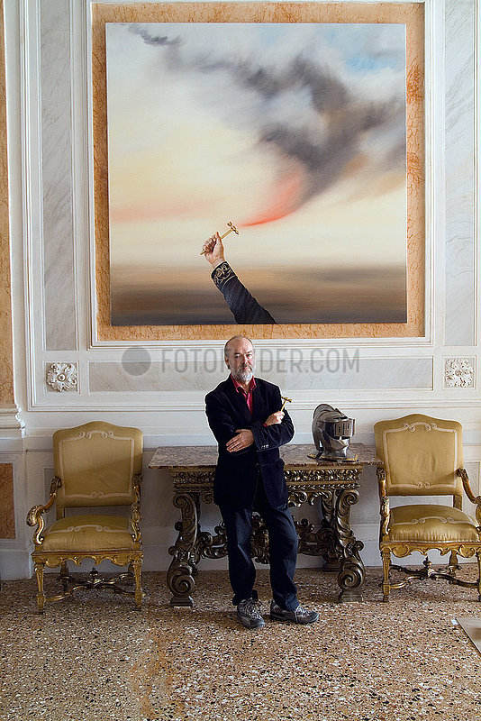 Genia Chef vor einem seiner Gemaelde anlaesslich seiner Ausstellung TELLURIA im Palazzo Corfu, Venedig