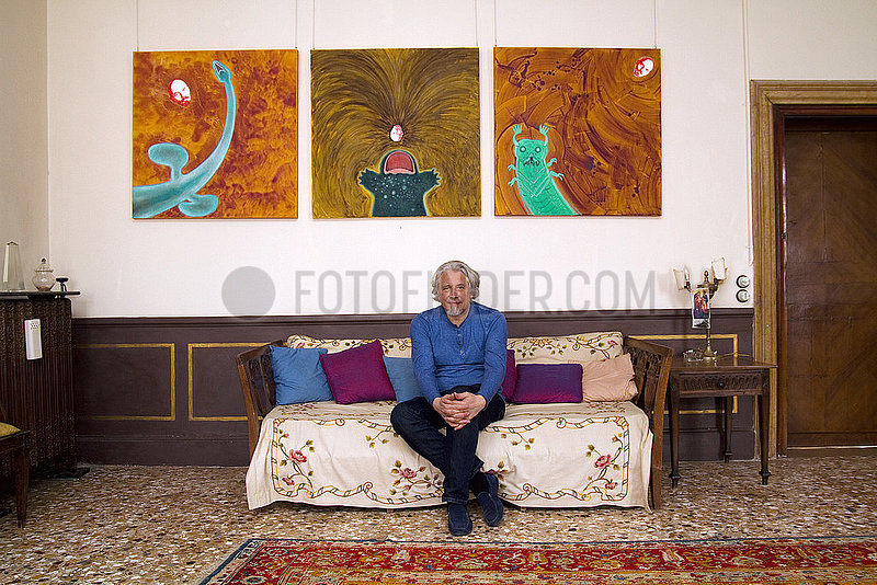 Vladimir Sorokin vor seinen Bildern anlaesslich seiner Ausstellung TELLURIA im Palazzo Corfu,  Venedig