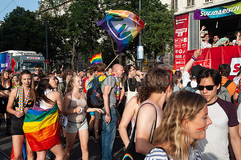 Wien,  Oesterreich,  Teilnehmer tanzen auf der Euro Pride Parade