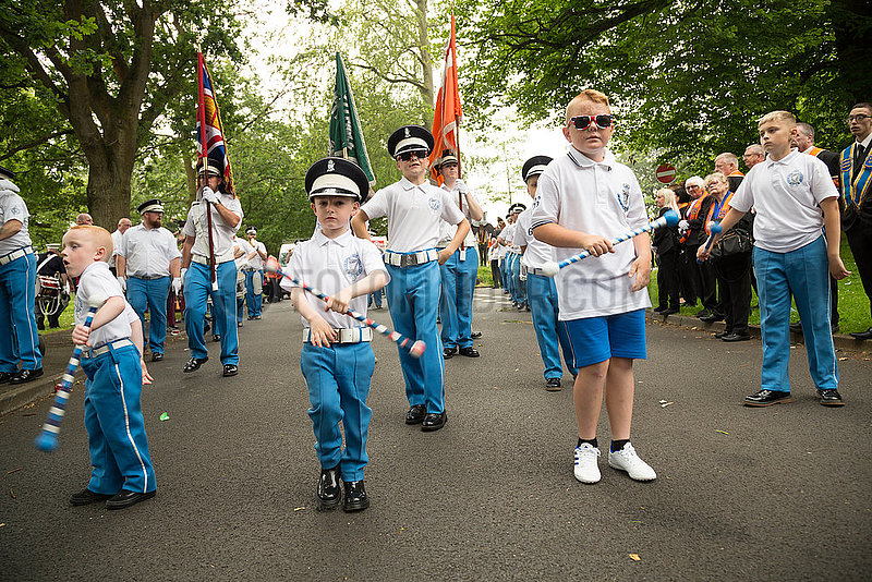 Grossbritannien,  Belfast - Kinder warten am Sammelpunkt,  Orangemens Day,  protestantischer,  jaehrlicher Feiertag zum Gedenken an die Schlacht am Boyne