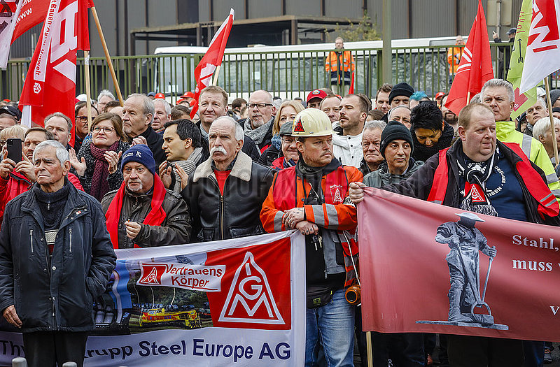Stahlarbeiter demonstrieren bei ThyssenKrupp Steel,  Duisburg,  Ruhrgebiet,  Nordrhein-Westfalen,  Deutschland,  Europa