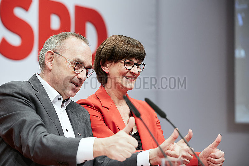 Berlin,  Deutschland - Norbert Walter-Borjans und Saskia Esken nach der Wahl als Parteivorsitzende beim Bundesparteitag der SPD.