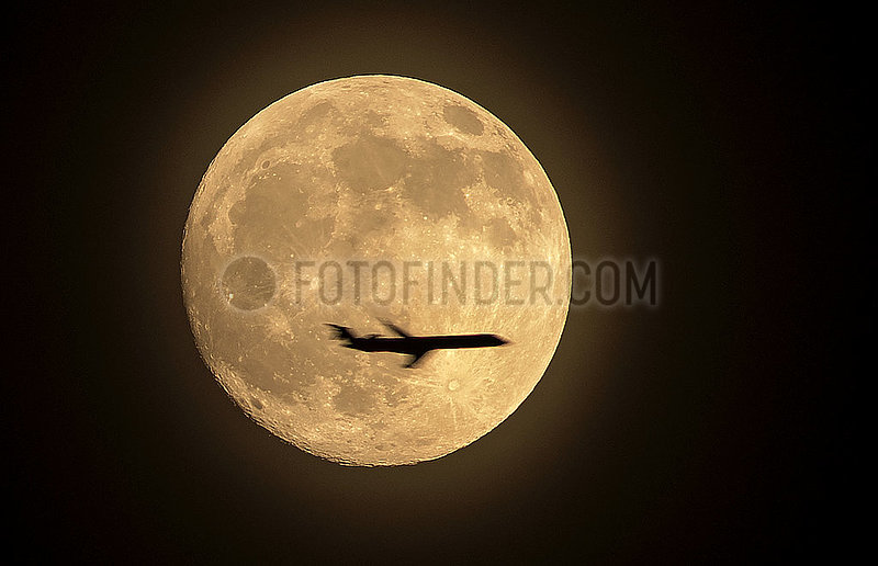 Flugzeug vor Vollmond,  Muenchen,  Januar 2020